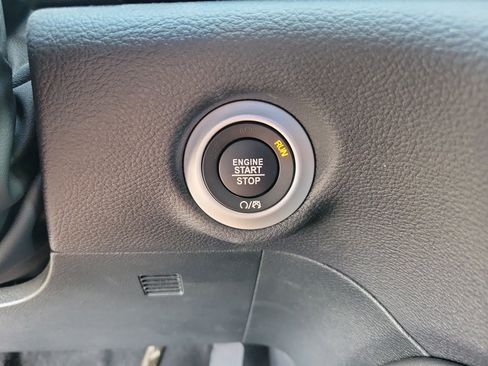 Used 2025 Chrysler Pacifica Limited FWD image 15