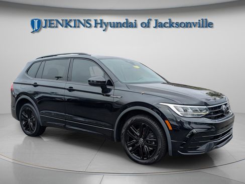 Used 2022 Volkswagen Tiguan SE R-Line image 12