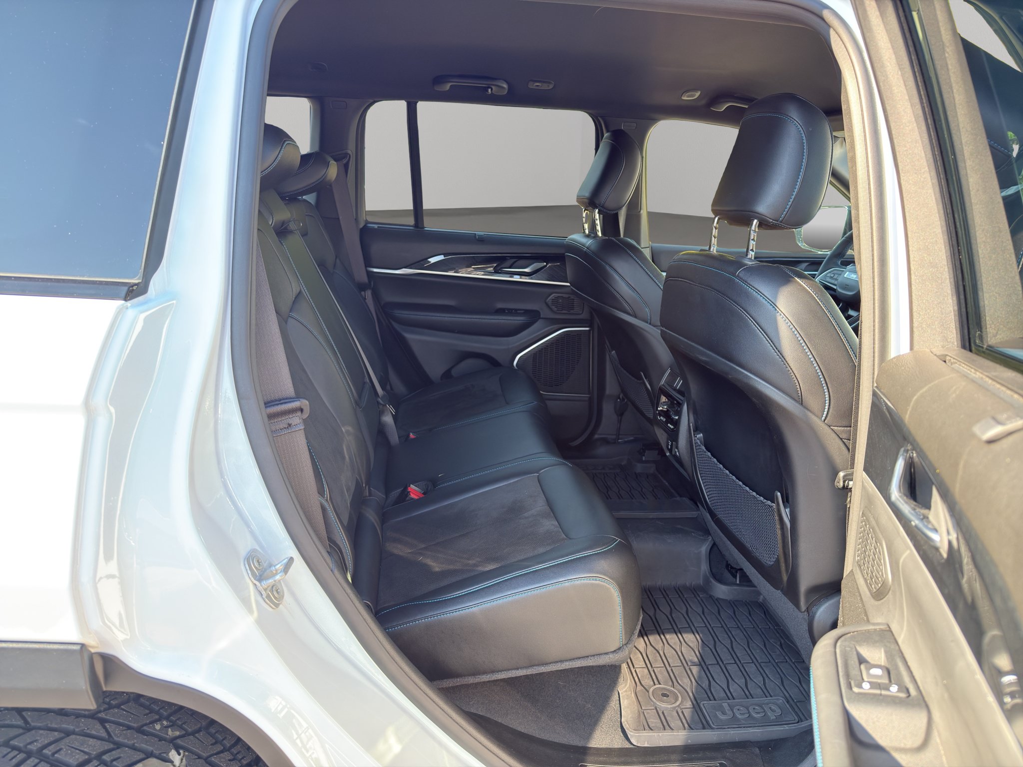 Used 2022 Jeep Grand Cherokee Trailhawk w/ Luxury Tech Group III AWD/4WD image 18