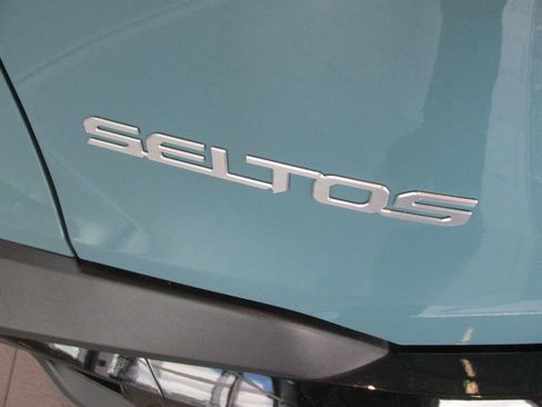 Used 2025 Kia Seltos EX image 10