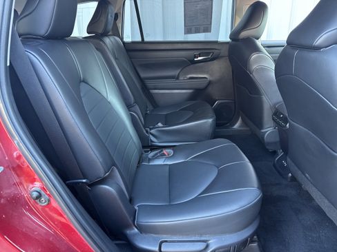 Used 2022 Toyota Highlander XLE image 15