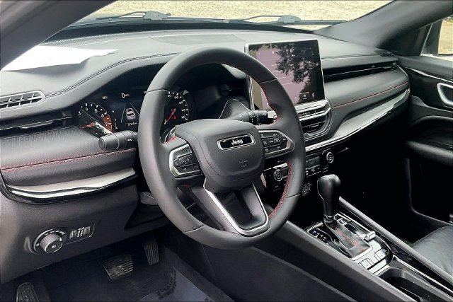 Used 2025 Jeep Compass Trailhawk AWD/4WD image 11
