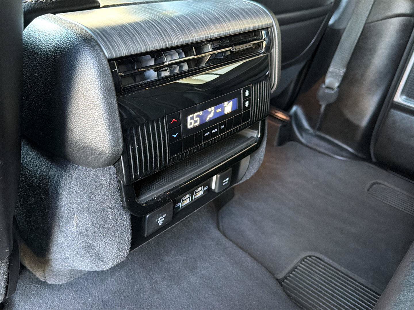 Used 2024 Jeep Wagoneer Series II w/ Flexible Seating Group RWD image 12
