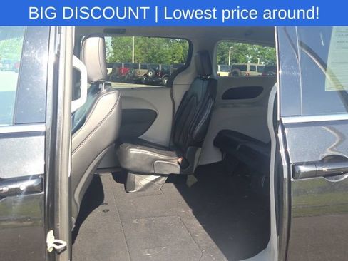 Used 2023 Chrysler Pacifica Touring-L FWD image 20
