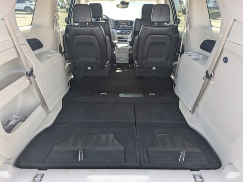 Used 2024 Chrysler Pacifica Touring-L image 10