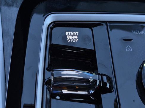 Certified 2025 BMW 760i xDrive w/ Luxury Rear Seating Package AWD/4WD image 22