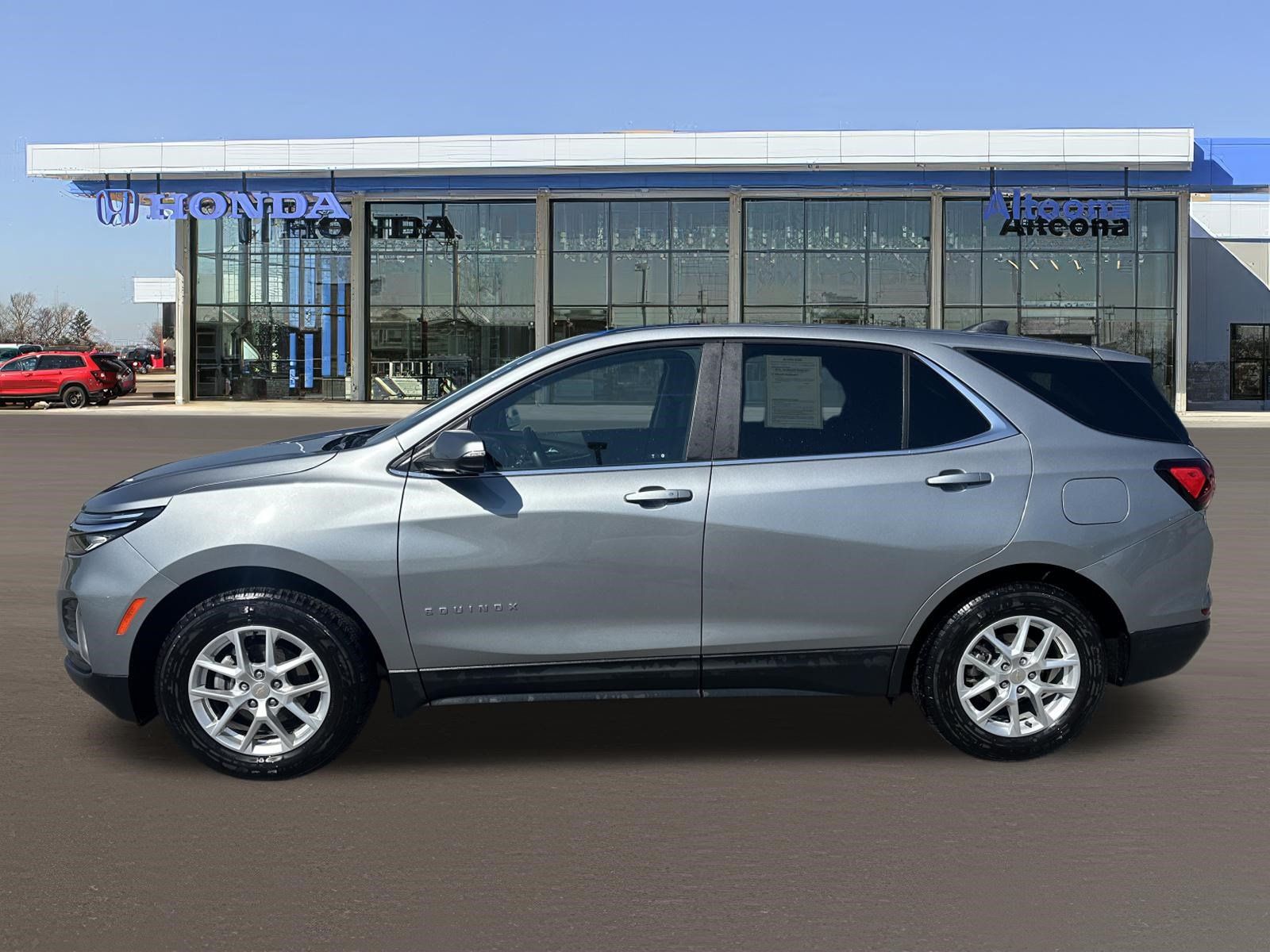 Used 2024 Chevrolet Equinox LT AWD/4WD image 2