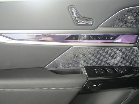 New 2026 BMW 750e xDrive w/ Executive Package image 9