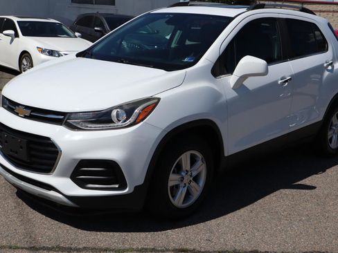 Used 2017 Chevrolet Trax LT w/ LT Convenience Package FWD image 2