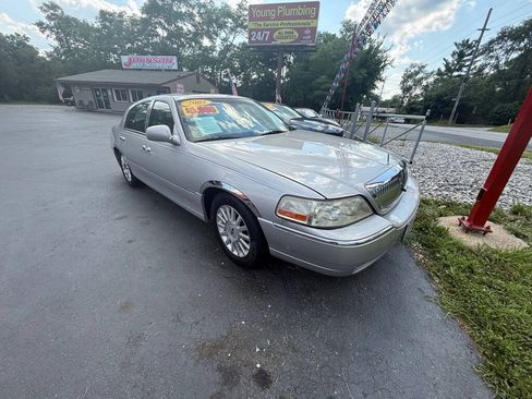 Used 2004 Lincoln Town Car Ultimate RWD image 1