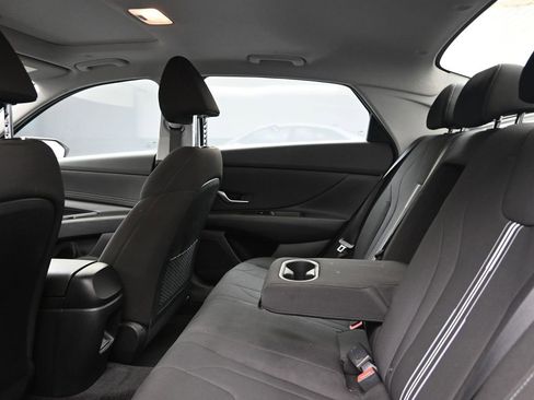 Used 2025 Hyundai Elantra SEL w/ Cargo Package image 18