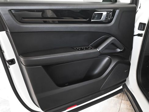 Used 2022 Porsche Cayenne Coupe image 11