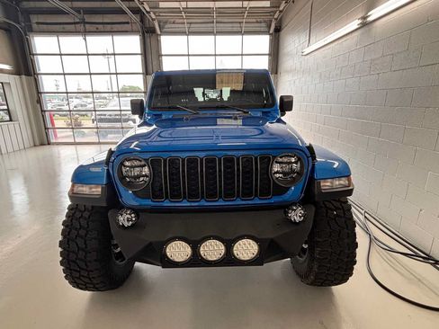 Used 2025 Jeep Gladiator Sport AWD/4WD image 2