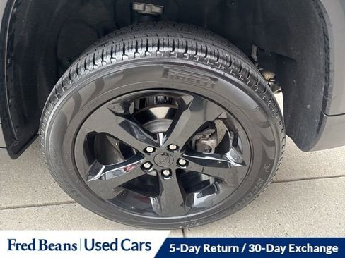 Used 2024 Jeep Grand Cherokee Limited w/ Black Appearance Package image 22