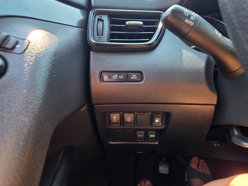 Used 2020 Nissan Rogue S FWD image 16