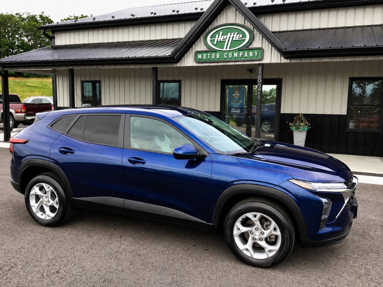 Used 2024 Chevrolet Trax LS w/ LS Convenience Package FWD image 1