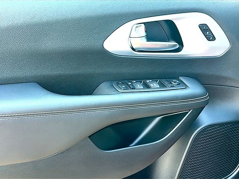 Used 2023 Chrysler Pacifica Touring-L w/ S Appearance Package image 16