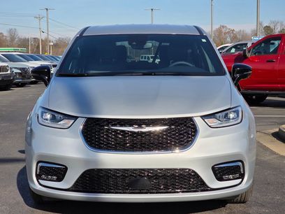 New 2026 Chrysler Pacifica Select