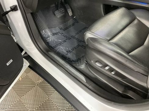 Used 2019 Cadillac XT5 Premium Luxury w/ LPO, Black Ice Package AWD/4WD image 15