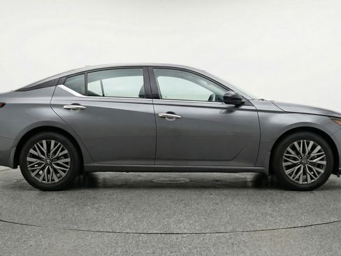 Used 2025 Nissan Altima 2.5 SV image 11