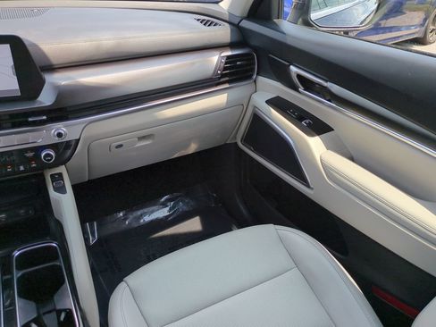 Certified 2025 Kia Telluride S FWD image 17