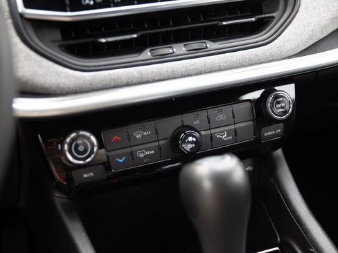 Used 2024 Jeep Compass Latitude image 15