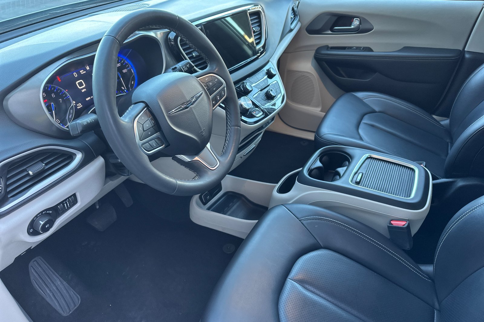 Certified 2023 Chrysler Pacifica Touring-L FWD image 10