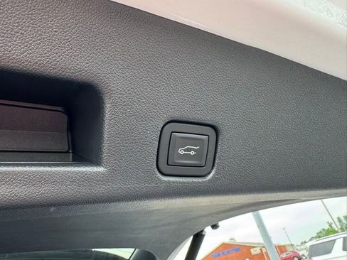 Used 2025 Chevrolet Traverse LT FWD image 21