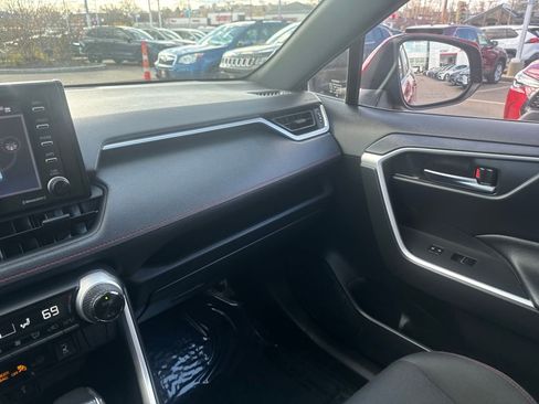 Used 2022 Toyota RAV4 SE image 28