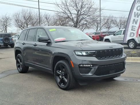 Used 2025 Jeep Grand Cherokee Limited w/ Black Appearance Package image 3