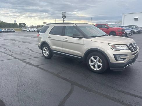 Used 2017 Ford Explorer XLT w/ Equipment Group 202A AWD/4WD image 9