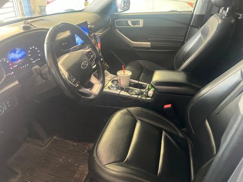 Used 2021 Ford Explorer XLT w/ Equipment Group 202A AWD/4WD image 3