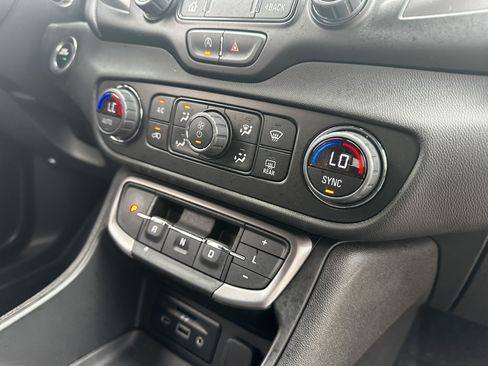 Used 2024 GMC Terrain AT4 AWD/4WD image 9