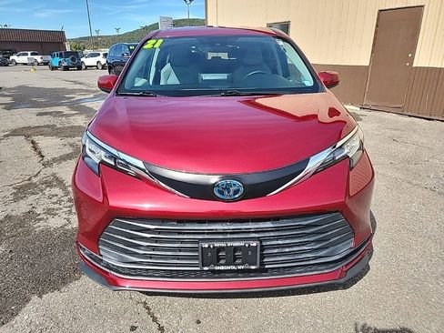 Used 2021 Toyota Sienna LE image 3