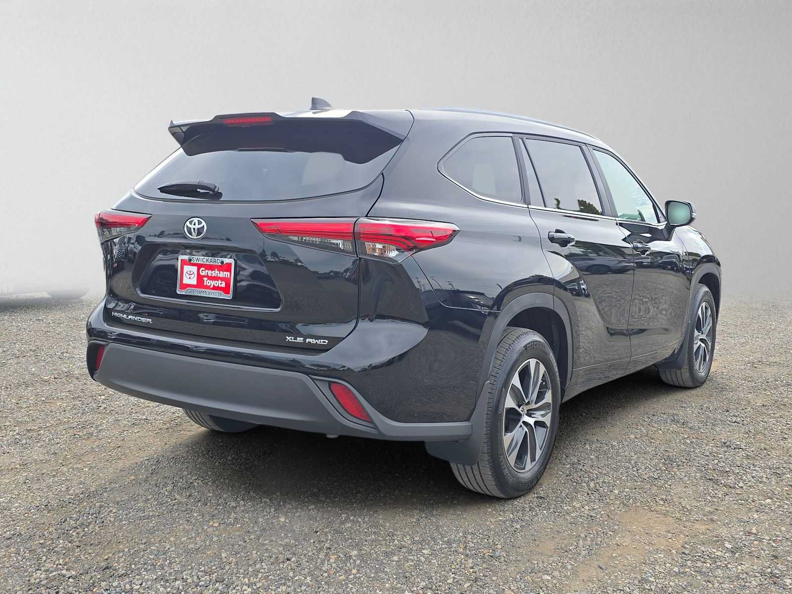 Used 2023 Toyota Highlander XLE AWD/4WD image 3
