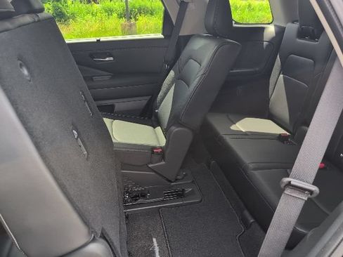 Used 2024 Nissan Pathfinder SL AWD/4WD image 25