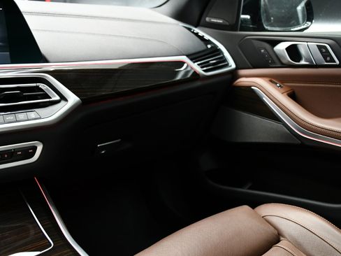 Used 2021 BMW X5 M50i w/ Premium Package image 33