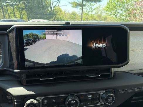 Certified 2025 Jeep Wrangler Sahara AWD/4WD image 25