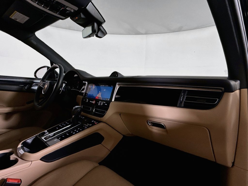 Certified 2026 Porsche Macan AWD/4WD image 17