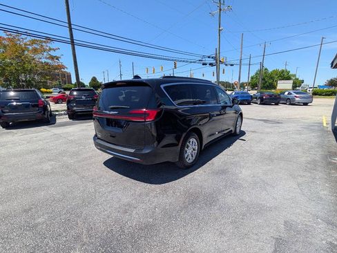 Used 2022 Chrysler Pacifica Touring-L w/ Uconnect Theater Family Group FWD image 5