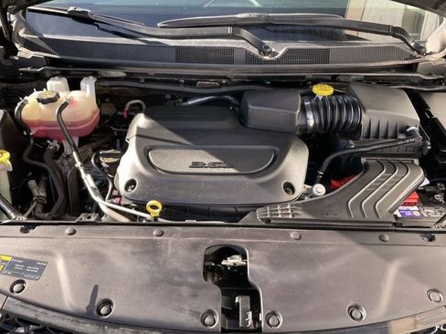 Used 2024 Chrysler Pacifica Touring-L FWD image 25