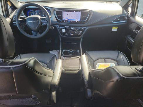 Used 2024 Chrysler Pacifica Limited w/ S Appearance Package FWD image 11