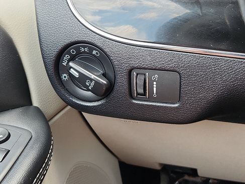 Used 2020 Dodge Grand Caravan SXT FWD image 22
