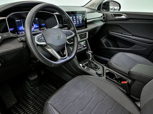 Used 2025 Volkswagen Taos SE image 11