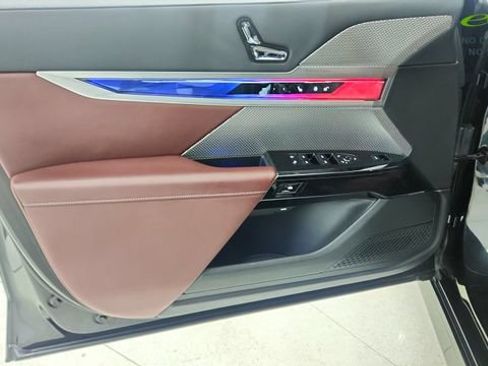 Used 2025 BMW i7 eDrive50 w/ M Sport Package RWD image 35