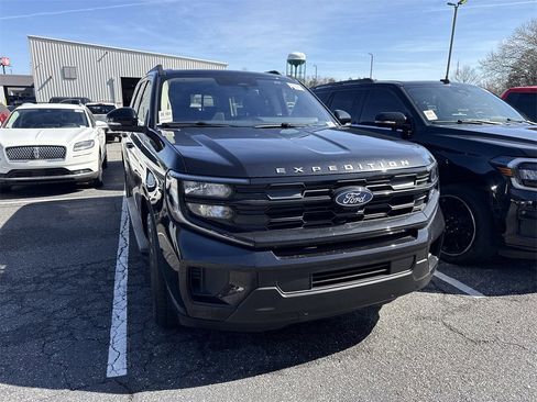Used 2025 Ford Expedition Active image 5