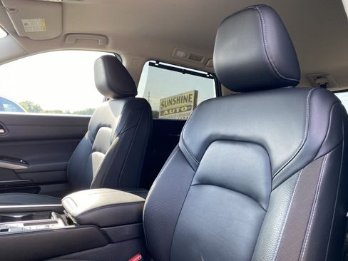 Used 2024 Nissan Pathfinder SL FWD image 10