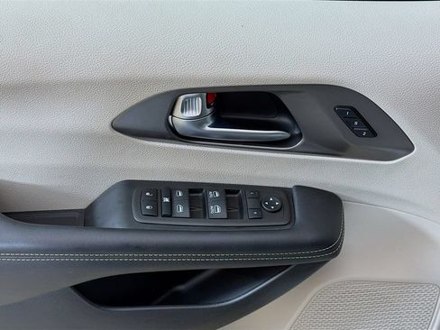 Used 2023 Chrysler Pacifica Touring-L AWD/4WD image 31