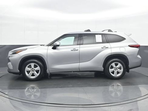 Used 2022 Toyota Highlander L AWD/4WD image 3