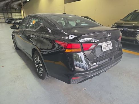 Used 2025 Nissan Altima 2.5 SV FWD image 8